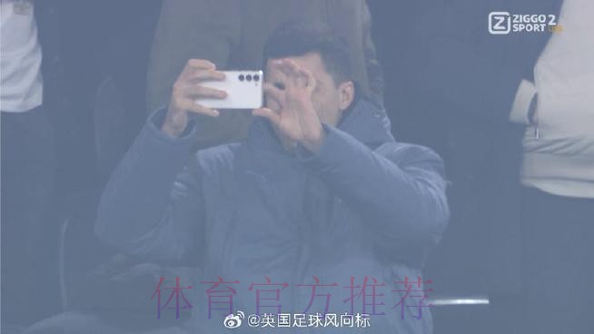 阿尔维斯晒照观战德比:被皇马球迷团团围住 阿尔维斯晒照观战德比:被皇马球迷团团围住